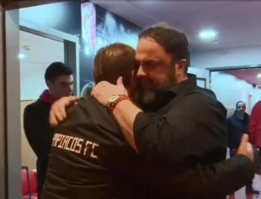 Ολυμπιακός-ΑΕΚ: Η αγκαλιά του Μαρινάκη στον Μάρτινς για το νικηφόρο αποτέλεσμα